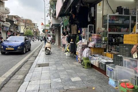 Vỉa hè cho ai?