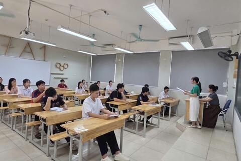 Những người “thi cùng sĩ tử” nhưng không có số báo danh