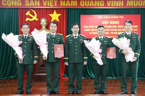 Người anh gần gũi của học viên sau đại học ở Học viện Chính trị