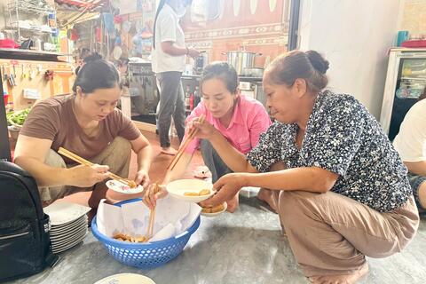 Ấm lòng những mâm cơm nghĩa tình tiếp sức sĩ tử vùng quê Đại Xuyên
