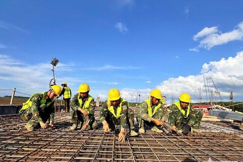 Bộ đội, dân quân “thần tốc” xây trường