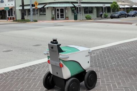 Mùa hè bận rộn của robot giao hàng
