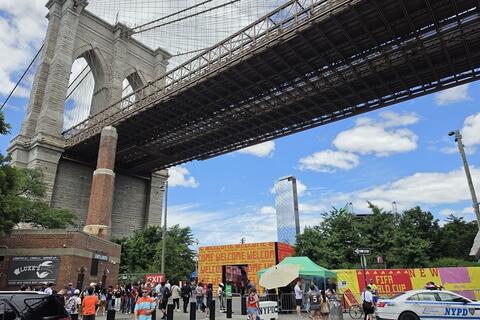Muôn nẻo World Cup 2026: Xem bóng đá trên bãi cỏ, ngắm cầu Brooklyn