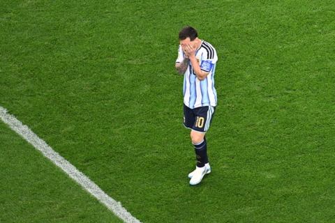 "Fan cuồng" Ronaldo gây tranh cãi khi Messi sút hỏng phạt đền