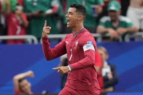 Ronaldo rực sáng, Bồ Đào Nha đại thắng Uzbekistan