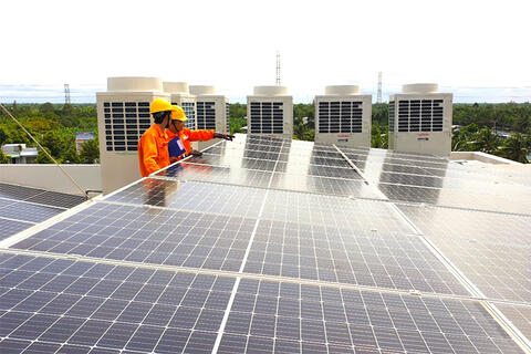 Lắp đặt hệ thống điện mặt trời áp mái: Những biện pháp phòng ngừa cháy, nổ