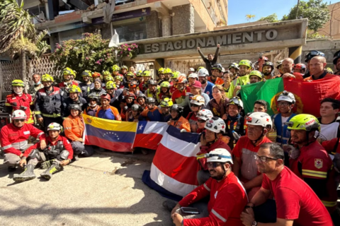 Người đàn ông sống sót kỳ diệu sau 8 ngày kẹt trong đống đổ nát tại Venezuela