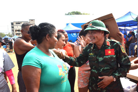Đoàn Việt Nam tặng quà cho người dân Venezuela
