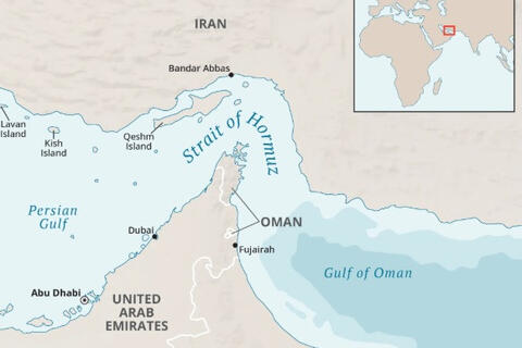 Tàu thương mại ở Eo biển Hormuz trúng tên lửa, nghi của Iran