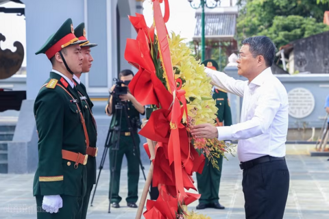 Thủ tướng Lê Minh Hưng dâng hương tưởng niệm các Anh hùng liệt sĩ và tặng quà người có công tại Lạng Sơn