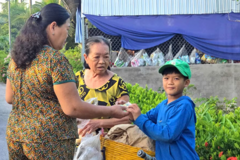 'Cậu bé bánh mì' và hành trình chắt chiu giấc mơ đến trường