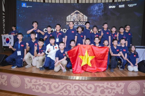Vượt 32 quốc gia và vùng lãnh thổ, học sinh Việt Nam giành 2 chức vô địch Toán học quốc tế