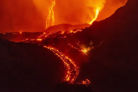 Núi lửa Etna phun trào suốt nhiều ngày, tro bụi lan tới tận Libya