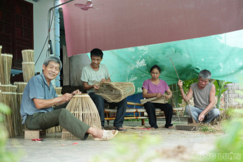 Khi nông dân đưa nơm tre lên “chợ số”