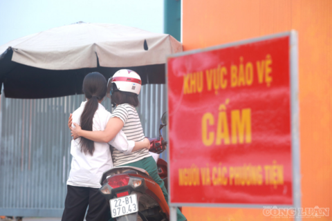 Khoảnh khắc cha mẹ ôm con, tiếp sức trước cổng điểm thi Chuyên Tuyên Quang
