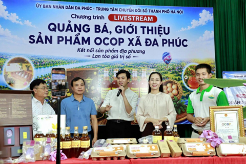 Lãnh đạo xã và nông dân livestream “chốt đơn”: Nông nghiệp dần chuyển mình số hóa