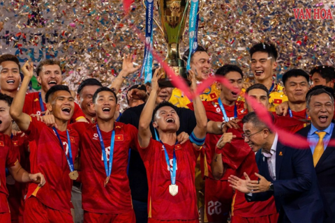 Khoảnh khắc nâng cúp vô địch ASEAN Cup 2026 của tuyển Việt Nam