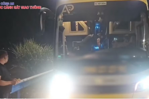Xe khách chở quá 7 người trên cao tốc, bị phạt hơn 50 triệu đồng