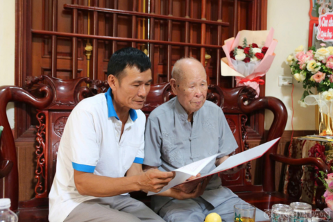 Tấm gương sáng của cụ ông 100 tuổi nhận Huy hiệu 80 năm tuổi Đảng