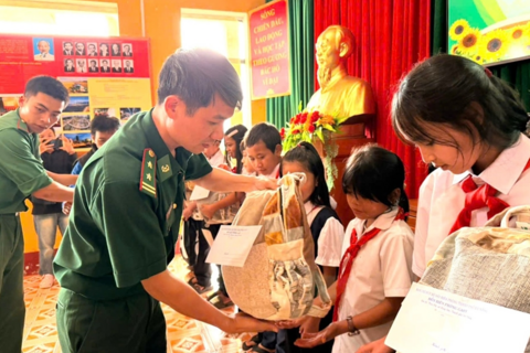 Giúp học sinh vùng cao xã Hùng Sơn vững bước tới trường