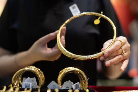 Vàng, bạc tăng giá khi dầu Brent vượt 100 USD/thùng