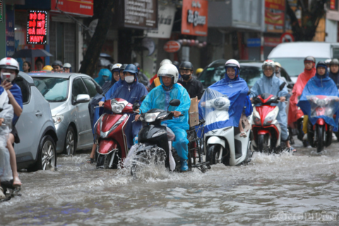 Hà Nội mưa lớn, phố ngập, xe máy chết máy hàng loạt