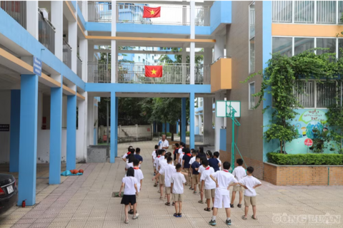 Trường tạm dừng câu lạc bộ, phụ huynh Hà Nội loay hoay đón con lúc 15h55