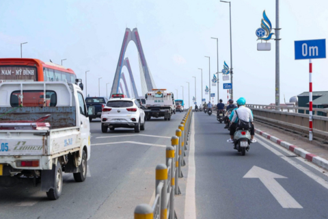 Hà Nội: Bổ sung biển báo, vạch xác định khoảng cách xe trên cầu Nhật Tân