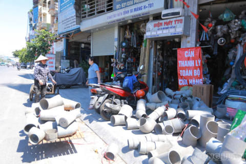 Hàng loạt cửa hàng treo biển chuyển địa điểm, trả mặt bằng cho trục Quốc lộ 1A qua Hà Nội