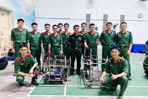 Thiếu tá Lê Thế Trung: Phía sau những “chiến binh" robot