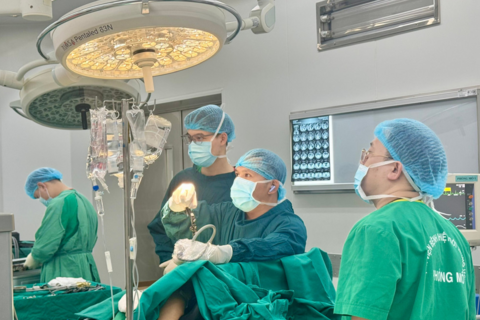 Ho ra đờm mùi hôi như chất thải, bác sĩ phát hiện đường rò từ đại tràng lên phổi