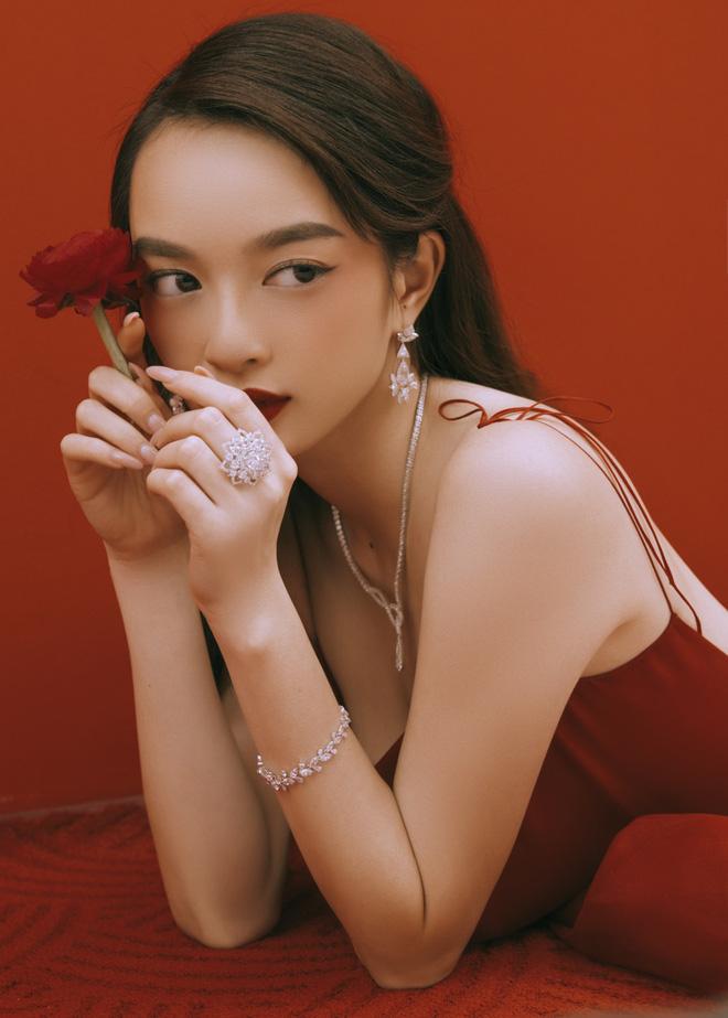 Kaity Nguyễn bùng nổ visual đón tuổi mới: Thần thái và body đều “đỉnh của chóp”, mỹ nhân “lắm chiêu” Gen Z là đây! - Ảnh 5. Kaity Nguyễn bùng nổ visual đón tuổi mới: Thần thái và body đều “đỉnh của chóp”, mỹ nhân “lắm chiêu” Gen Z là đây! - Ảnh 5.