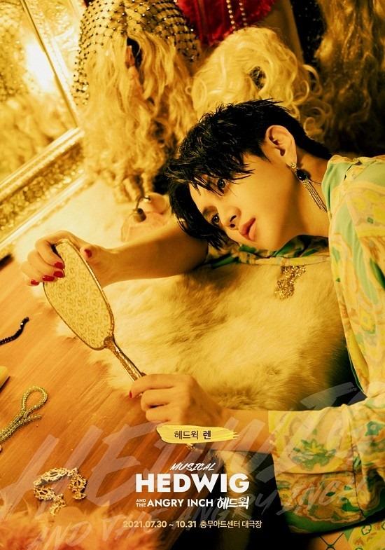 Không tin nổi đây là 1 nam idol, vẻ đẹp phi giới tính thế này bảo sao bị nhầm lẫn là con gái từ hồi mới debut - Ảnh 4. Không tin nổi đây là 1 nam idol, vẻ đẹp phi giới tính thế này bảo sao bị nhầm lẫn là con gái từ hồi mới debut - Ảnh 4.