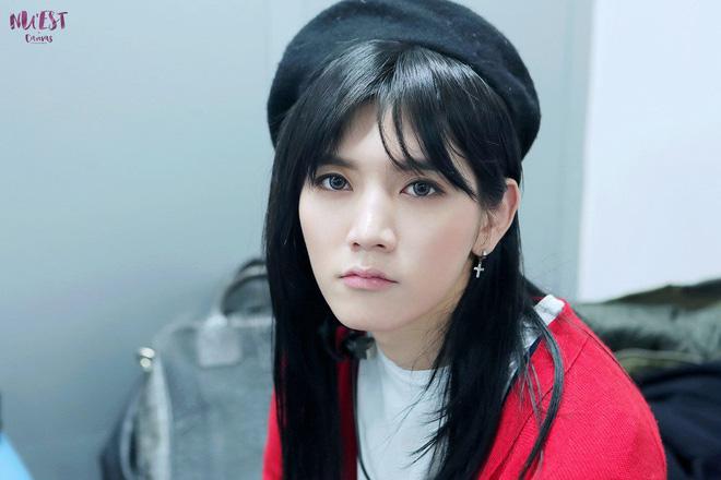 Không tin nổi đây là 1 nam idol, vẻ đẹp phi giới tính thế này bảo sao bị nhầm lẫn là con gái từ hồi mới debut - Ảnh 9. Không tin nổi đây là 1 nam idol, vẻ đẹp phi giới tính thế này bảo sao bị nhầm lẫn là con gái từ hồi mới debut - Ảnh 9.