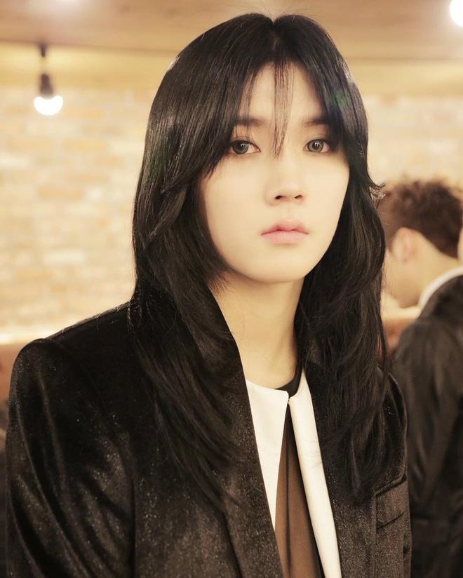 Không tin nổi đây là 1 nam idol, vẻ đẹp phi giới tính thế này bảo sao bị nhầm lẫn là con gái từ hồi mới debut - Ảnh 8. Không tin nổi đây là 1 nam idol, vẻ đẹp phi giới tính thế này bảo sao bị nhầm lẫn là con gái từ hồi mới debut - Ảnh 8.