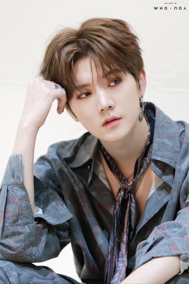 Không tin nổi đây là 1 nam idol, vẻ đẹp phi giới tính thế này bảo sao bị nhầm lẫn là con gái từ hồi mới debut - Ảnh 10. Không tin nổi đây là 1 nam idol, vẻ đẹp phi giới tính thế này bảo sao bị nhầm lẫn là con gái từ hồi mới debut - Ảnh 10.