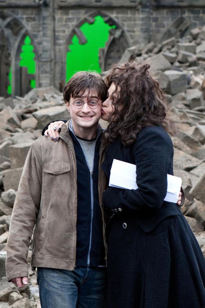 Ai ngờ Daniel Radcliffe lại yêu mụ phù thủy hơn 23 tuổi trong Harry Potter, thư tỏ tình Tôi yêu em giờ mới công khai - Ảnh 2. Ai ngờ Daniel Radcliffe lại yêu mụ phù thủy hơn 23 tuổi trong Harry Potter, thư tỏ tình Tôi yêu em giờ mới công khai - Ảnh 2.
