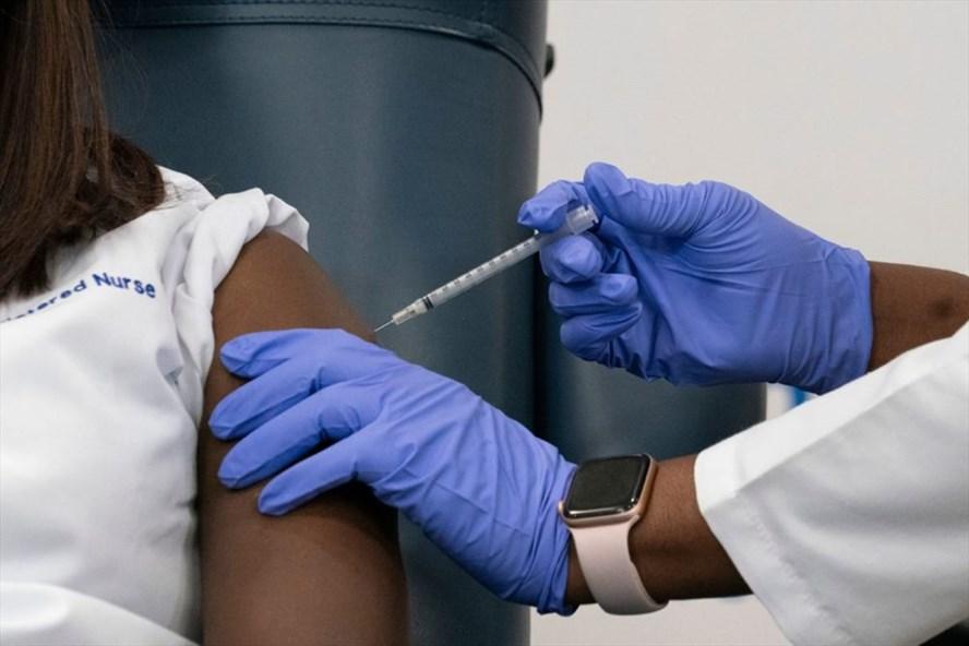 Nhân viên y tế tiêm vaccine cho người dân. Ảnh: AFP