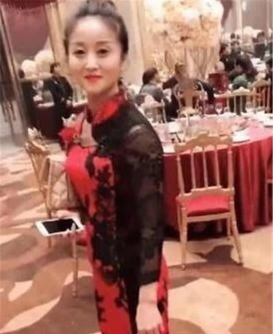 Không ai ngờ được đây chính là mẹ của cô dâu! (Ảnh: Sohu).