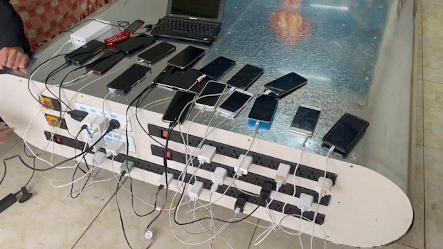 10,000mAh là xưa rồi, người đàn ông này tự chế pin dự phòng 27 triệu mAh, cấp nguồn được cho cả TV và máy giặt - Ảnh 6. 10,000mAh là xưa rồi, người đàn ông này tự chế pin dự phòng 27 triệu mAh, cấp nguồn được cho cả TV và máy giặt - Ảnh 6.