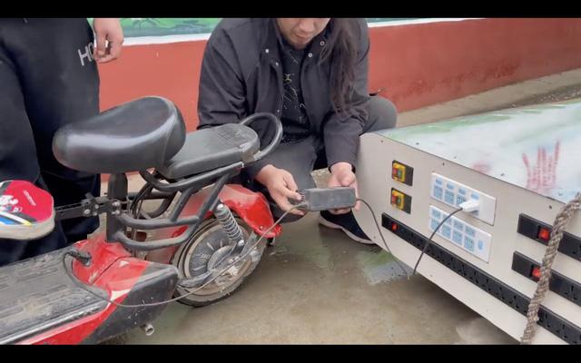 10,000mAh là xưa rồi, người đàn ông này tự chế pin dự phòng 27 triệu mAh, cấp nguồn được cho cả TV và máy giặt - Ảnh 7. 10,000mAh là xưa rồi, người đàn ông này tự chế pin dự phòng 27 triệu mAh, cấp nguồn được cho cả TV và máy giặt - Ảnh 7.