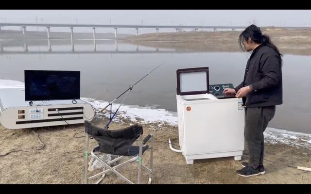 10,000mAh là xưa rồi, người đàn ông này tự chế pin dự phòng 27 triệu mAh, cấp nguồn được cho cả TV và máy giặt - Ảnh 8. 10,000mAh là xưa rồi, người đàn ông này tự chế pin dự phòng 27 triệu mAh, cấp nguồn được cho cả TV và máy giặt - Ảnh 8.