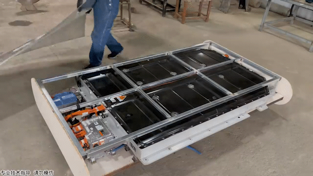 10,000mAh là xưa rồi, người đàn ông này tự chế pin dự phòng 27 triệu mAh, cấp nguồn được cho cả TV và máy giặt - Ảnh 3. 10,000mAh là xưa rồi, người đàn ông này tự chế pin dự phòng 27 triệu mAh, cấp nguồn được cho cả TV và máy giặt - Ảnh 3.