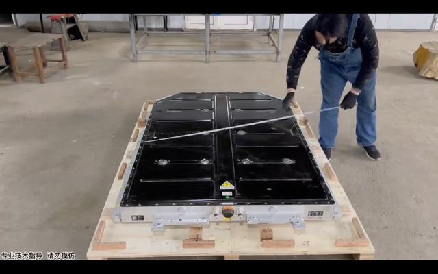 10,000mAh là xưa rồi, người đàn ông này tự chế pin dự phòng 27 triệu mAh, cấp nguồn được cho cả TV và máy giặt - Ảnh 2. 10,000mAh là xưa rồi, người đàn ông này tự chế pin dự phòng 27 triệu mAh, cấp nguồn được cho cả TV và máy giặt - Ảnh 2.