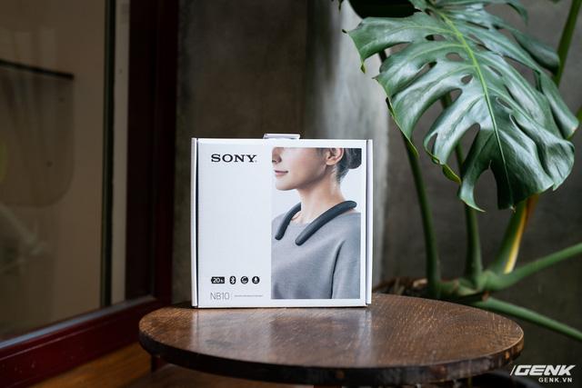 Trên tay Sony SRS-NB10: Loa di động nhưng lại đeo lên cổ? - Ảnh 2.