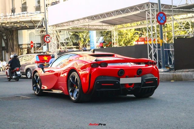 Vừa về nước, Ferrari SF90 Stradale thứ 3 Việt Nam đã lăn bánh du xuân, chủ nhân được đồn đoán là chồng cũ Lệ Quyên - Ảnh 12.