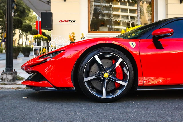 Vừa về nước, Ferrari SF90 Stradale thứ 3 Việt Nam đã lăn bánh du xuân, chủ nhân được đồn đoán là chồng cũ Lệ Quyên - Ảnh 11.