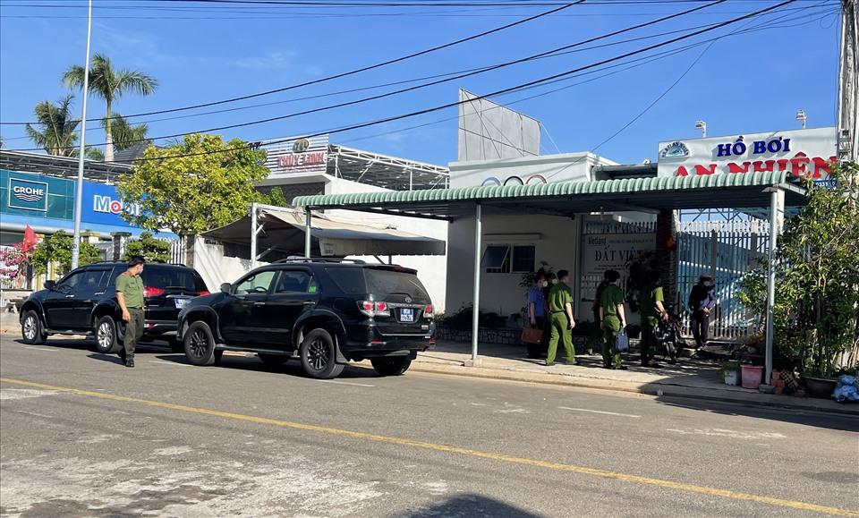 Công an đến nhà của Ngô Hiếu Toàn, Phó Giám đốc Sở Tài chính. Ảnh: DT