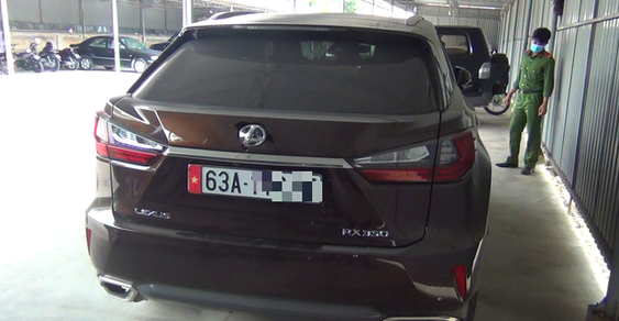 Chiếc xe Lexus RX 350 bị đập phá. Ảnh: Tuổi trẻ.