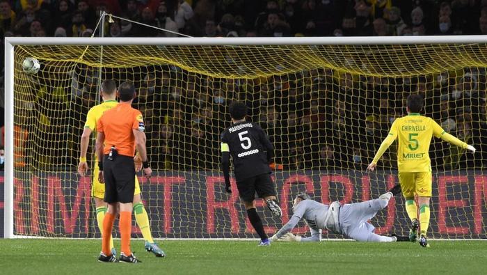 Neymar đá hỏng phạt đền, PSG thua tan nát tại Ligue 1 - Ảnh 3.